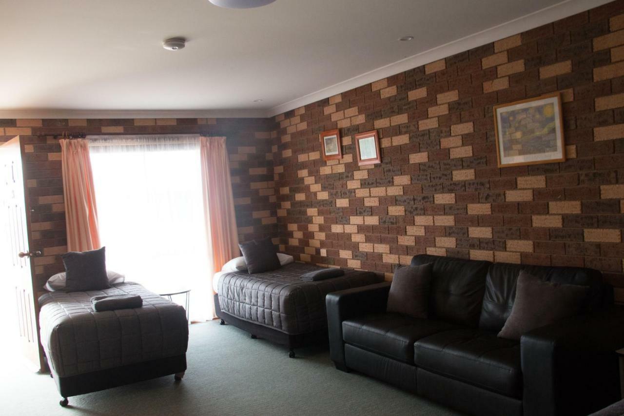 Standard Family Room,832133978:JPEG